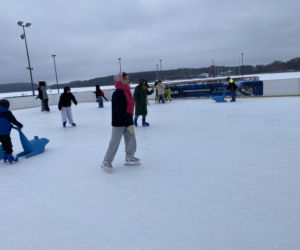 Lodowisko w Centrum Rekreacyjno-Sportowym Ukiel