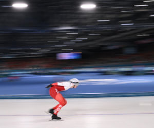 Panczenista Władimir Siemirunnij po biegu na 10 km, który dał mu srebrny medal olimpijski