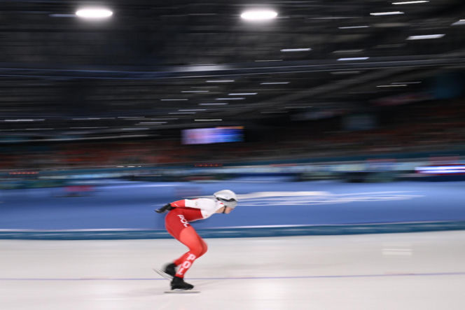 Panczenista Władimir Siemirunnij po biegu na 10 km, który dał mu srebrny medal olimpijski