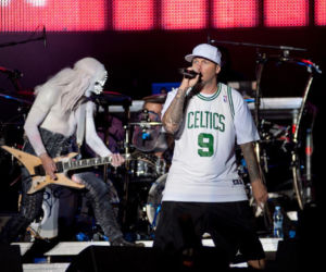 100 tysięcy świec miało nieść pokój. Zamiast tego puściły z dymem cały Woodstock '99