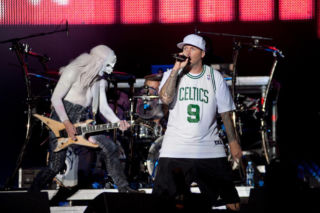 100 tysięcy świec miało nieść pokój. Zamiast tego puściły z dymem cały Woodstock '99