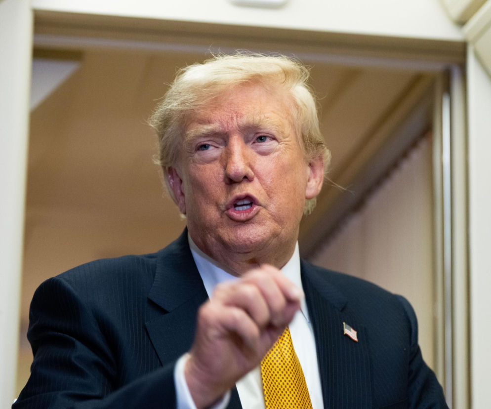 Donald Trump przemawia z uniesioną dłonią. O jego ostrzeżeniach pod adresem Iranu przeczytasz na SE.