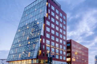 Miejska latarnia morska: bije po oczach, ale i trafia w serca. 51-metrowy budynek wykończono szkłem i czerwonym gontem