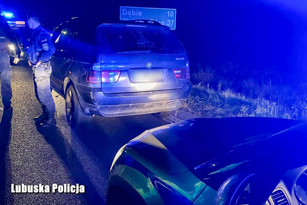 Zatrzymali BMW za przekroczenie prędkości. W aucie było siedmiu Syryjczyków