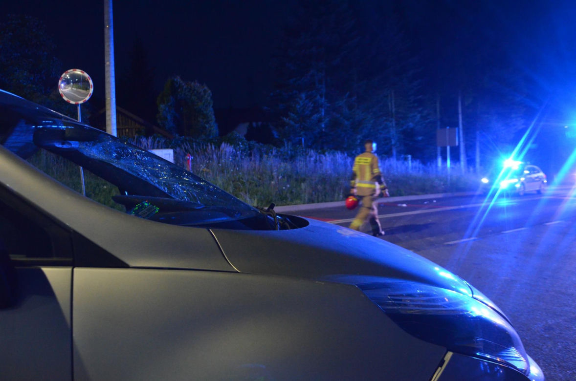 ramatyczny wypadek pod Krakowem. 17-latek na hulajnodze zderzył się z samochodem. Doznał poważnych obrażeń