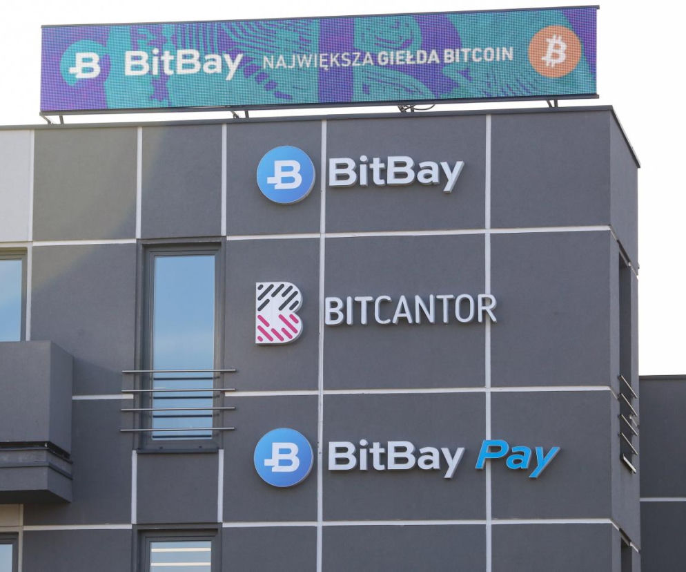 Budynek z logotypami giełdy BitBay, BitCantor i BitBay Pay. O aferze Zondacrypto i zatrzymaniach przeczytasz na SE.