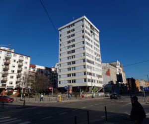 Trzonolinowiec - wieżowiec przy Kościuszki we Wrocławiu z lat 60. przed remontem