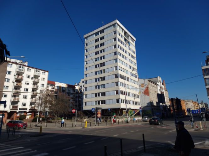 Trzonolinowiec - wieżowiec przy Kościuszki we Wrocławiu z lat 60. przed remontem