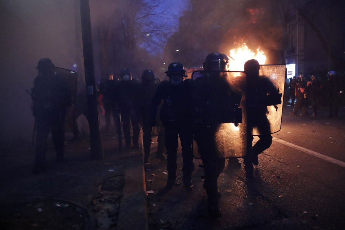 Francja płonie! Wielki atak na policję, dziesiątki rannych