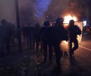 Francja płonie! Wielki atak na policję, dziesiątki rannych