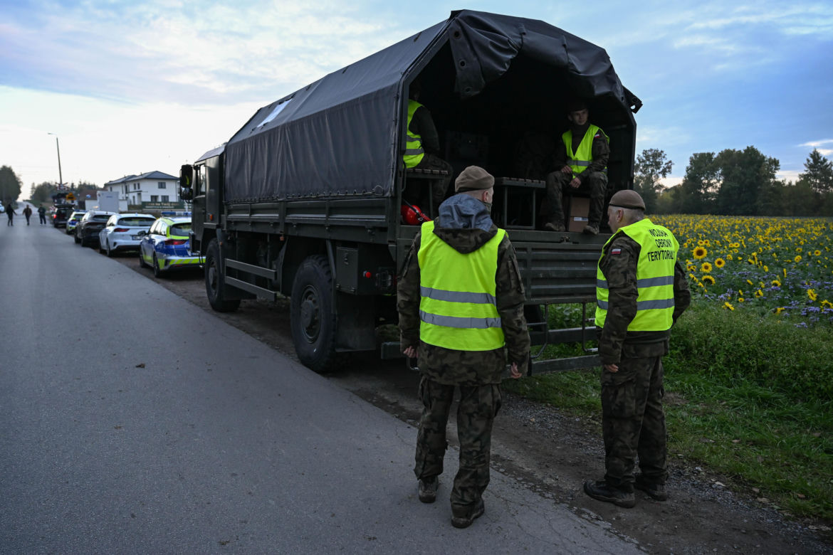 Służby przeszukują teren w okolicy Zalewu Zemborzyckiego