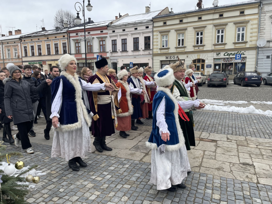 Maturzyści zatańczyli na Rynku poloneza