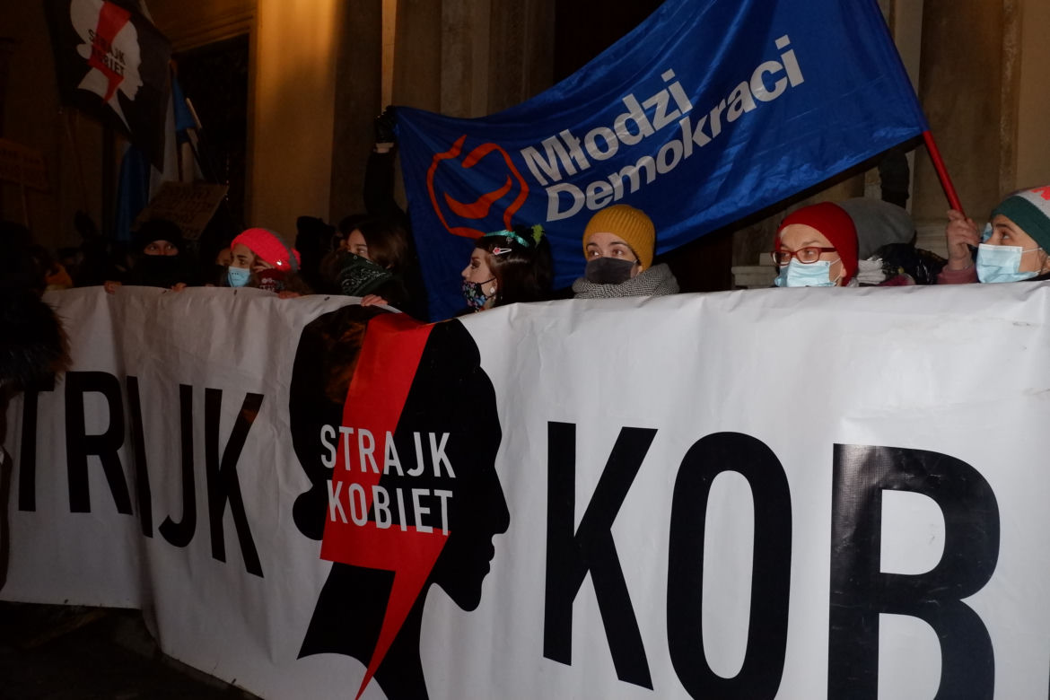Tysiące osób protestowało w Krakowie po publikacji uzasadnienia wyroku w sprawie aborcji