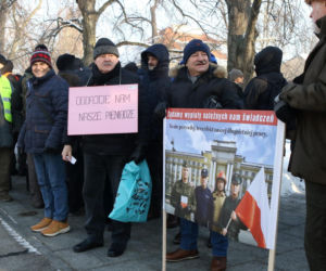 Protest mundurowych emerytów pod kancelarią premiera
