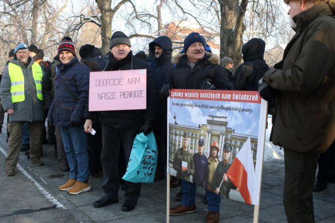 Protest mundurowych emerytów pod kancelarią premiera