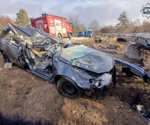 18-latek uciekał przed policją i uderzył w rury. 17-letnia pasażerka w ciężkim stanie