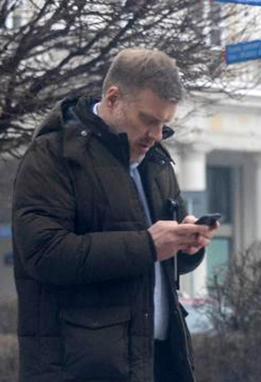 Adrian Zandberg na pasach z nosem w telefonie