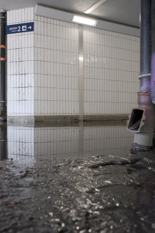 Na bosaka pędzą do pociągu. Przejście na Warszawa Ursus zalane po kostki