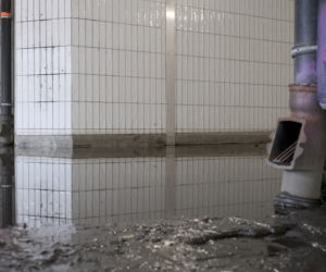 Na bosaka pędzą do pociągu. Przejście na Warszawa Ursus zalane po kostki