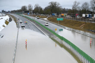 Trasa S6 kompletnie zablokowana. Woda odcięła kierowcom drogę