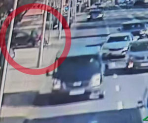 Potrąciła kobietę na wózku inwalidzkim. Chwila nieuwagi mogła się źle skończyć