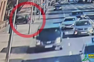 Huknęła Toyotą w kobietę na wózku. Chwila nieuwagi mogła skończyć się tragedią 