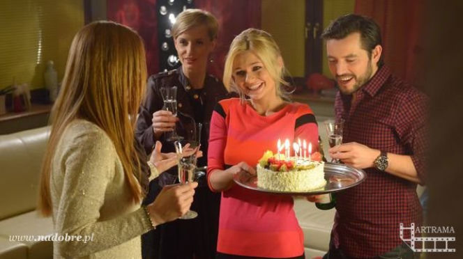 NA DOBRE i NA ZŁE odc. 512. Wiktoria Consalida (Katarzyna Dąbrowska), Nina Rudnicka (Agnieszka Judycka), Agata Woźnicka (Emilia Komarnicka), Borys Jakubek (Marcin Zacharzewski)