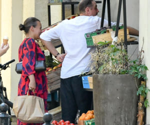 Anna Mucha na bazarze