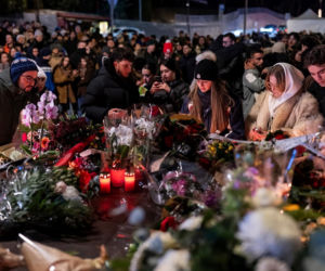 Szwajcaria. Śmiertelny pożar w kurorcie Crans-Montana. Ludzie modlą się za zmarłych i przynoszą kwiaty [ZDJĘCIA].