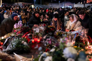Szwajcaria. Śmiertelny pożar w kurorcie Crans-Montana. Ludzie modlą się za zmarłych i przynoszą kwiaty [ZDJĘCIA].