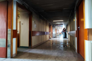 Pielęgniarki na kolanach wywoziły pacjentów przykutych do łóżek! Horror w krakowskim szpitalu