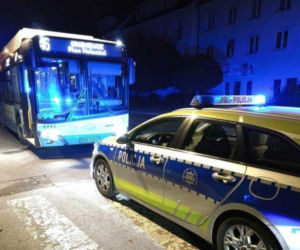 Poszło o koniec trasy. 69-latka chwyciła butelkę i rozbiła szybę