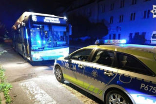 Poszło o koniec trasy. 69-latka chwyciła butelkę i rozbiła szybę