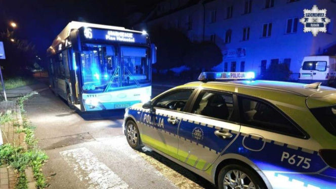 69-latka wpadła w furię na pętli autobusowej. Rzuciła w pojazd szklaną butelką