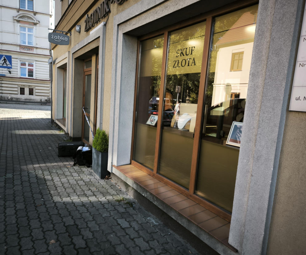 Napad na jubilera w Lesznie. Wiadomo, co zniknęło ze sklepu i ile było warte