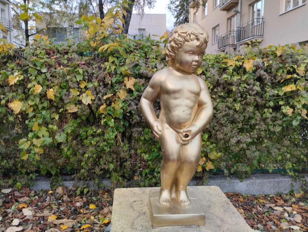 Mieszkańcy ustawili na swojej ulicy rzeźbę sikającego chłopca. To młodszy brat słynnego Manneken Pis
