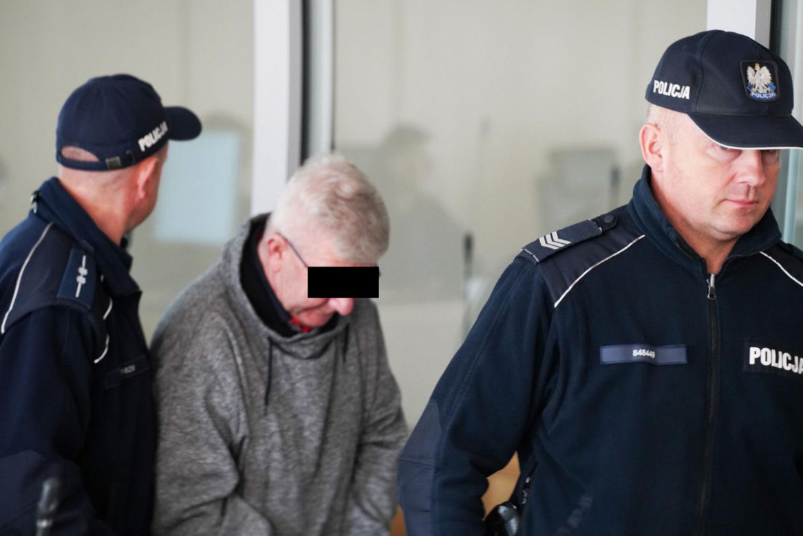Ksiądz Mirosław porąbał siekierą i podpalił starego znajomego?! W sądzie szok: "mam dziecko"