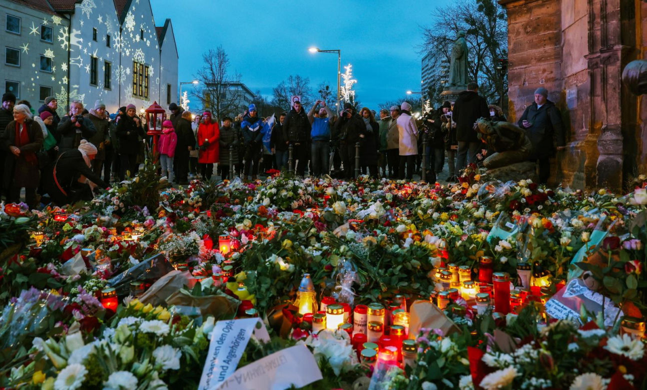Ludzie palą znicze w Magdeburgu. Zamach na jarmarku bożonarodzeniowym