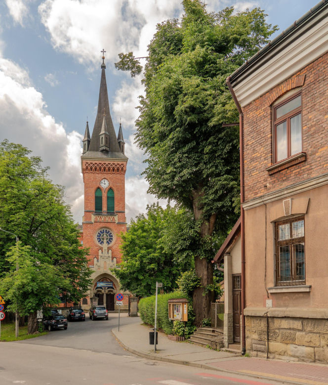 To miasto ma jeden z najpiękniejszych ratuszy w Małopolsce. Jego mieszkańcy od wieków są znani z wielkiej pobożności