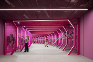 Podziemny pasaż zmienił się w parking dla rowerów. Inspiracją dla wnętrz był przekrój opony rowerowej