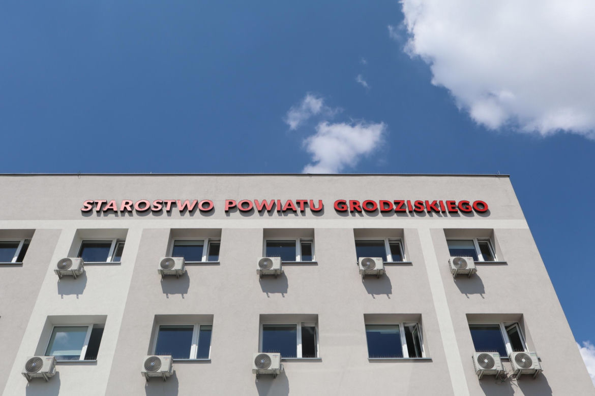 Aż 6 godzin w kolejce do urzędu w Grodzisku Mazowieckim: "Nie mamy szans się dostać". Będą zmiany