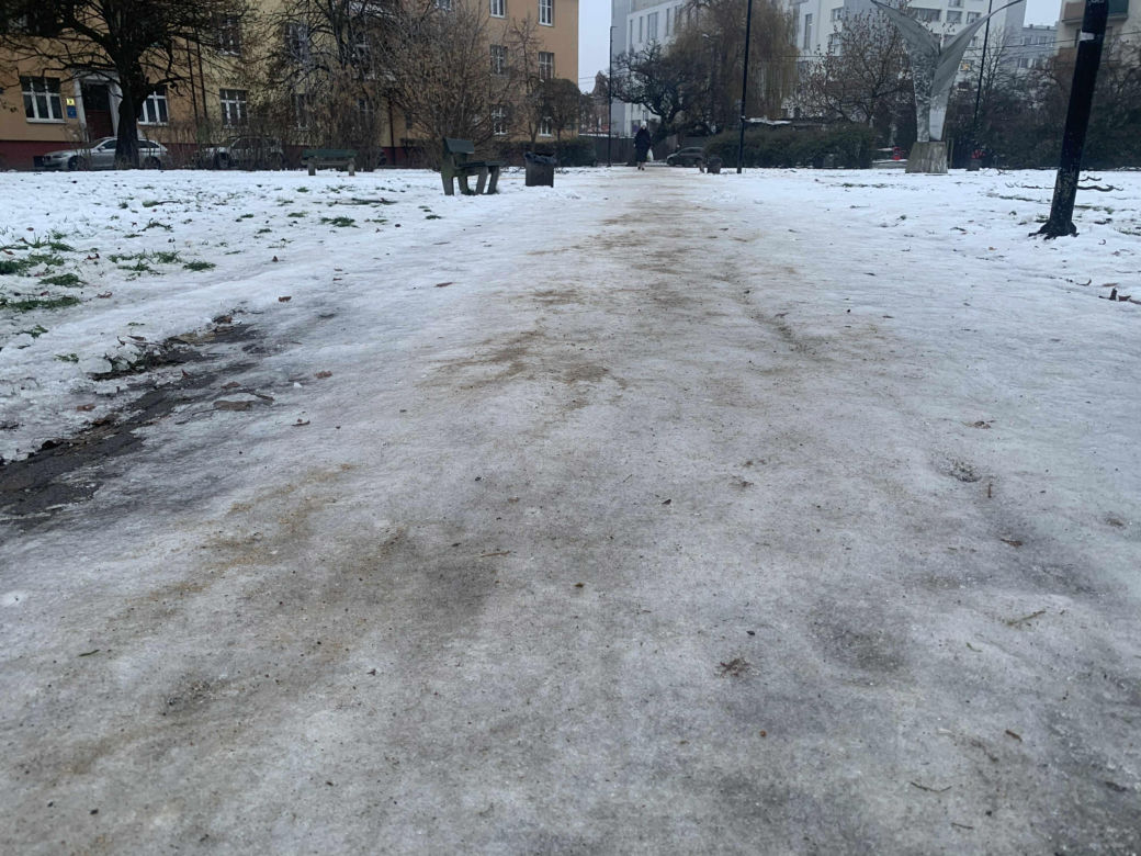 Zima w Bydgoszczy. Mieszkańcy wściekli na stan oblodzonych chodników. Drogowcy zapowiadają kary