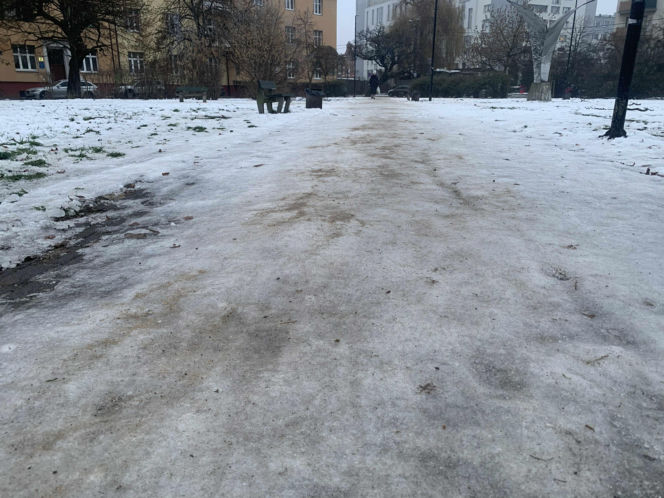 Zima w Bydgoszczy. Mieszkańcy wściekli na stan oblodzonych chodników. Drogowcy zapowiadają kary