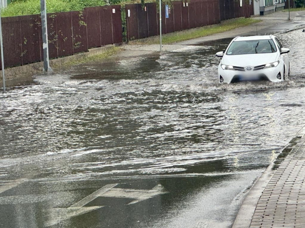 Totalna nawałnica w Warszawie. Samochody zatonęły na drodze