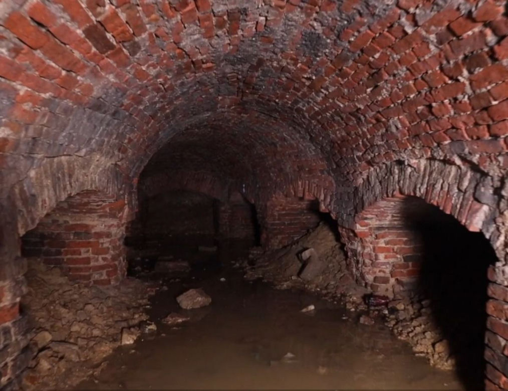 Tajemniczy tunel na Ursynowie. Badają tajemnice „grobów masońskich”