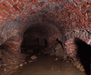 Tajemniczy tunel na Ursynowie. Badają tajemnice „grobów masońskich”