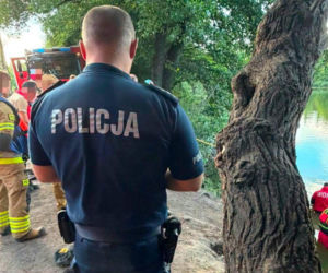 18-latek utonął w stawie. Próbował przepłynąć na drugi brzeg
