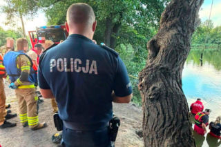 18-latek utonął w stawie. Próbował przepłynąć na drugi brzeg