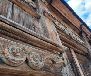 Zabytkowa drewniana dzwonnica przy kościele parafialnym w Krynkach