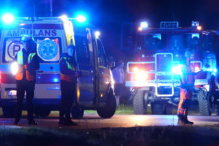 Kierowca uderzył w barierki, barierka przebiła auto i zabiła pasażera, kierowca uciekł pieszo
